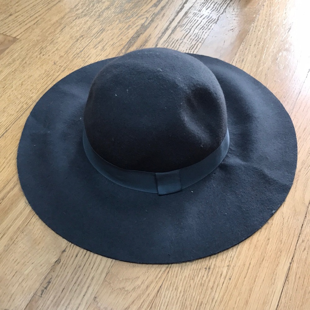 Grey felt floppy hat